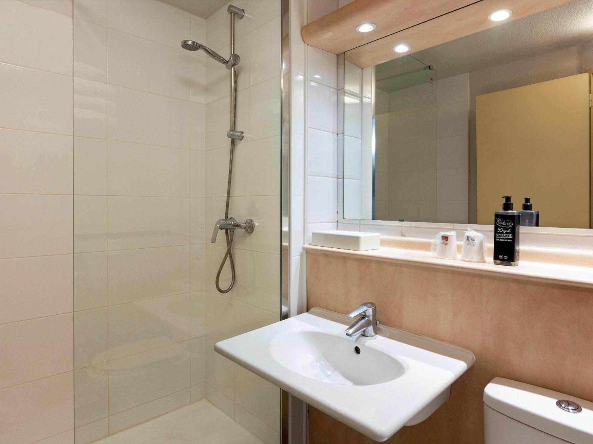 Greet Hotel Villeneuve La Garenne - Renove Екстериор снимка
